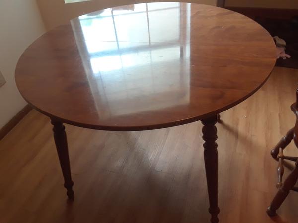 Round dining table with 2 chairs 